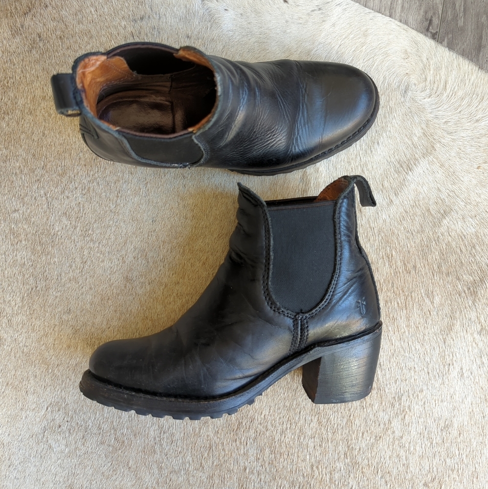Frye Sabrina Chelsea in Black size 6